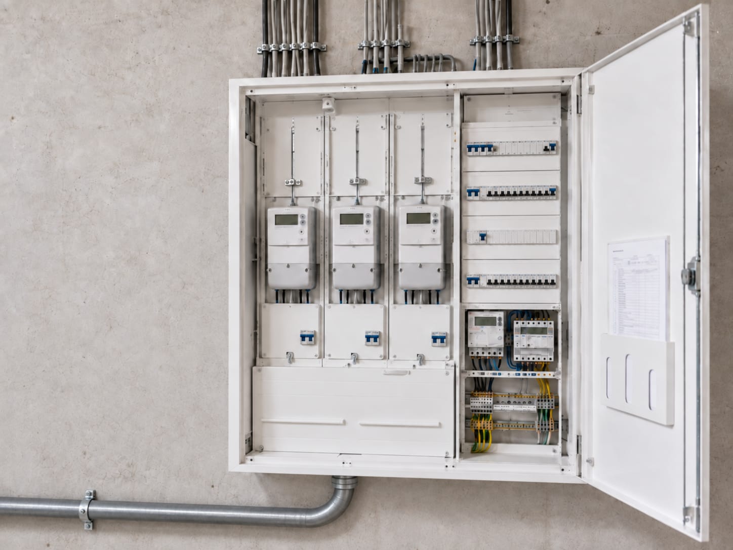KI-generierte Visualisierung einer modernen Zähleranlage mit mehreren digitalen Stromzählern und Sicherungsautomaten.