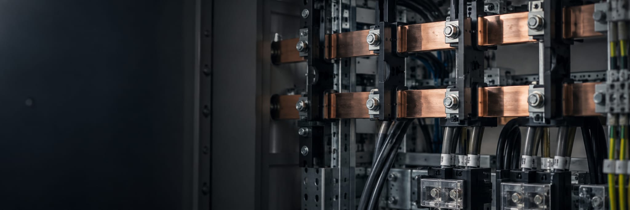 KI-generierte Detailansicht einer elektrischen Schaltanlage mit Kupfersammelschienen in einem Technikraum.