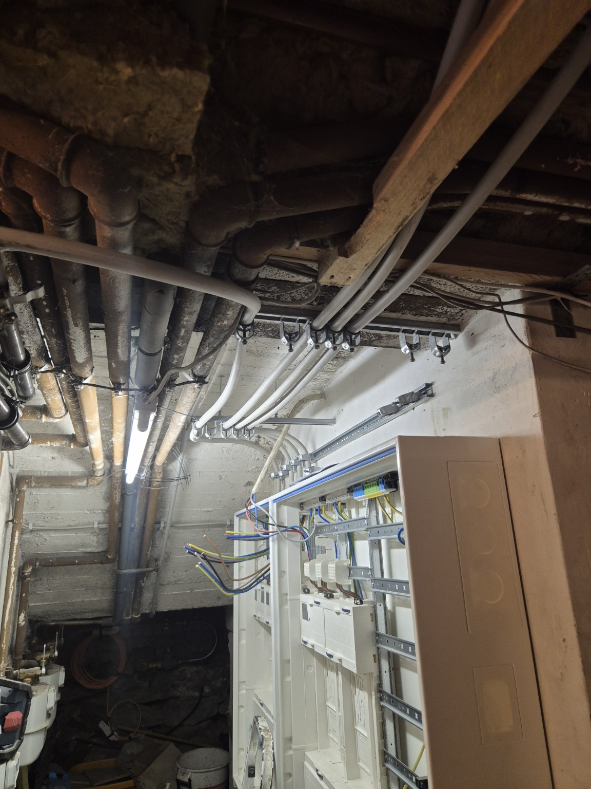 Neue Leitungsführung im Keller während des Umbaus der Zähleranlage