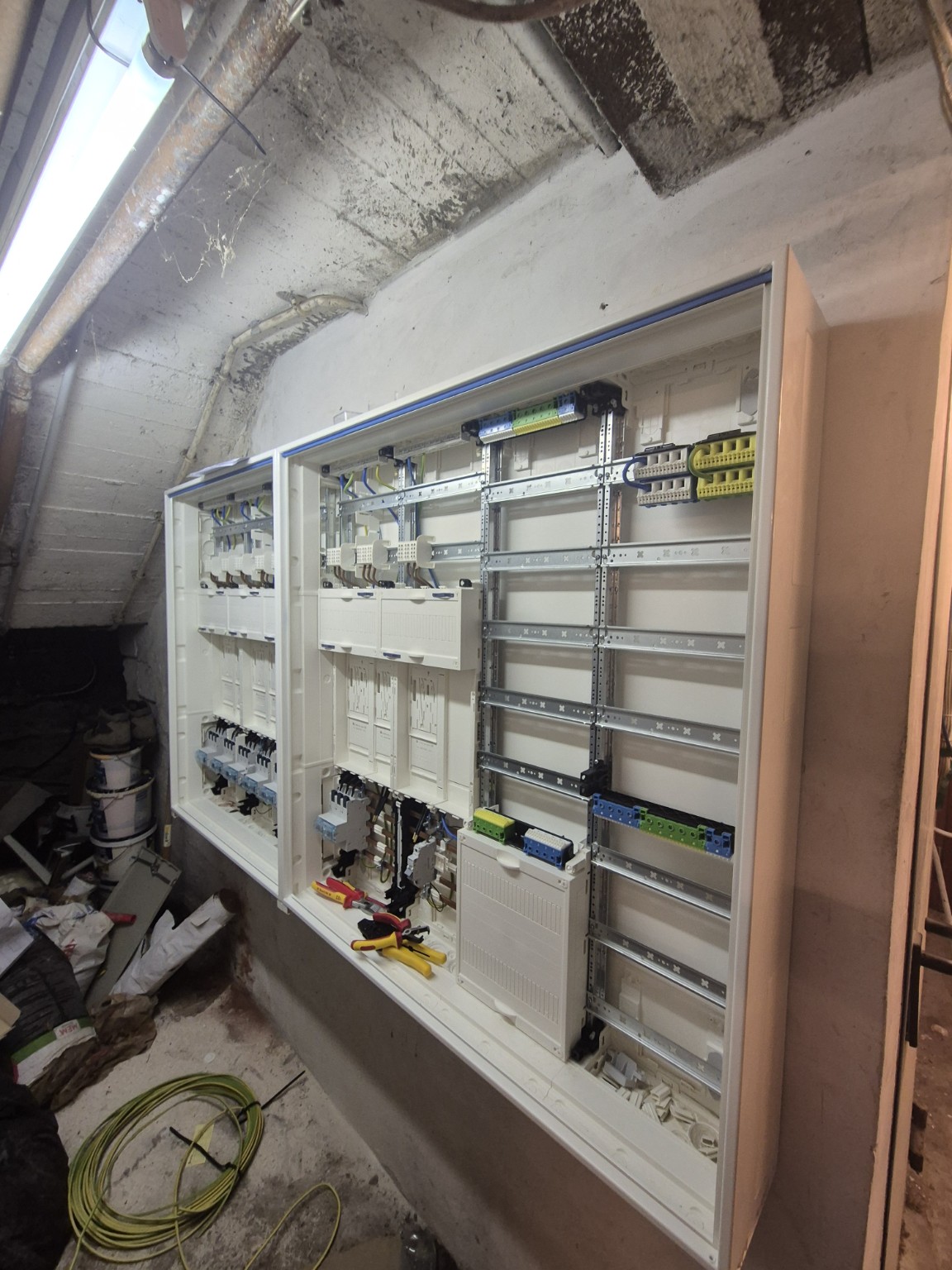 Neue zentrale Zähleranlage während der Montage in einem Mehrfamilienhaus in Bochum