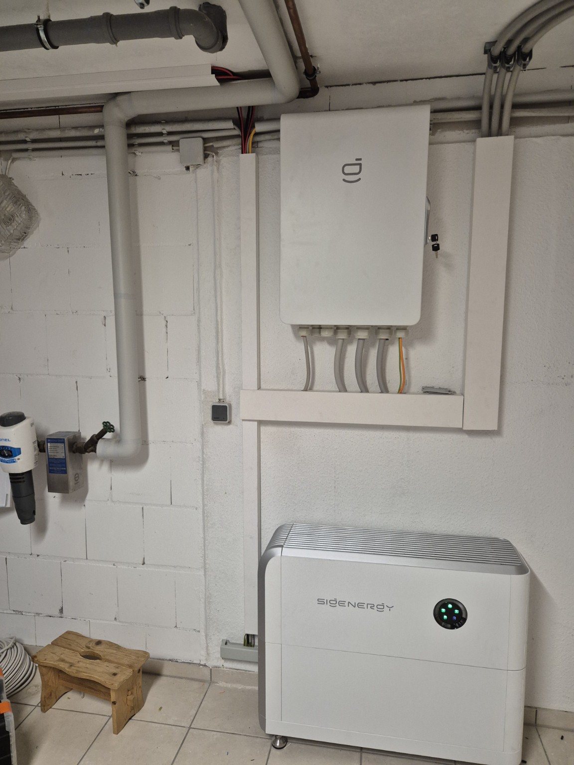 Aufgebaute Sigenergy-Anlage im Keller: oben die Backup-/Notstrombox, darunter der Batteriespeicher mit aufgesetztem Wechselrichter, Projekt Dortmund