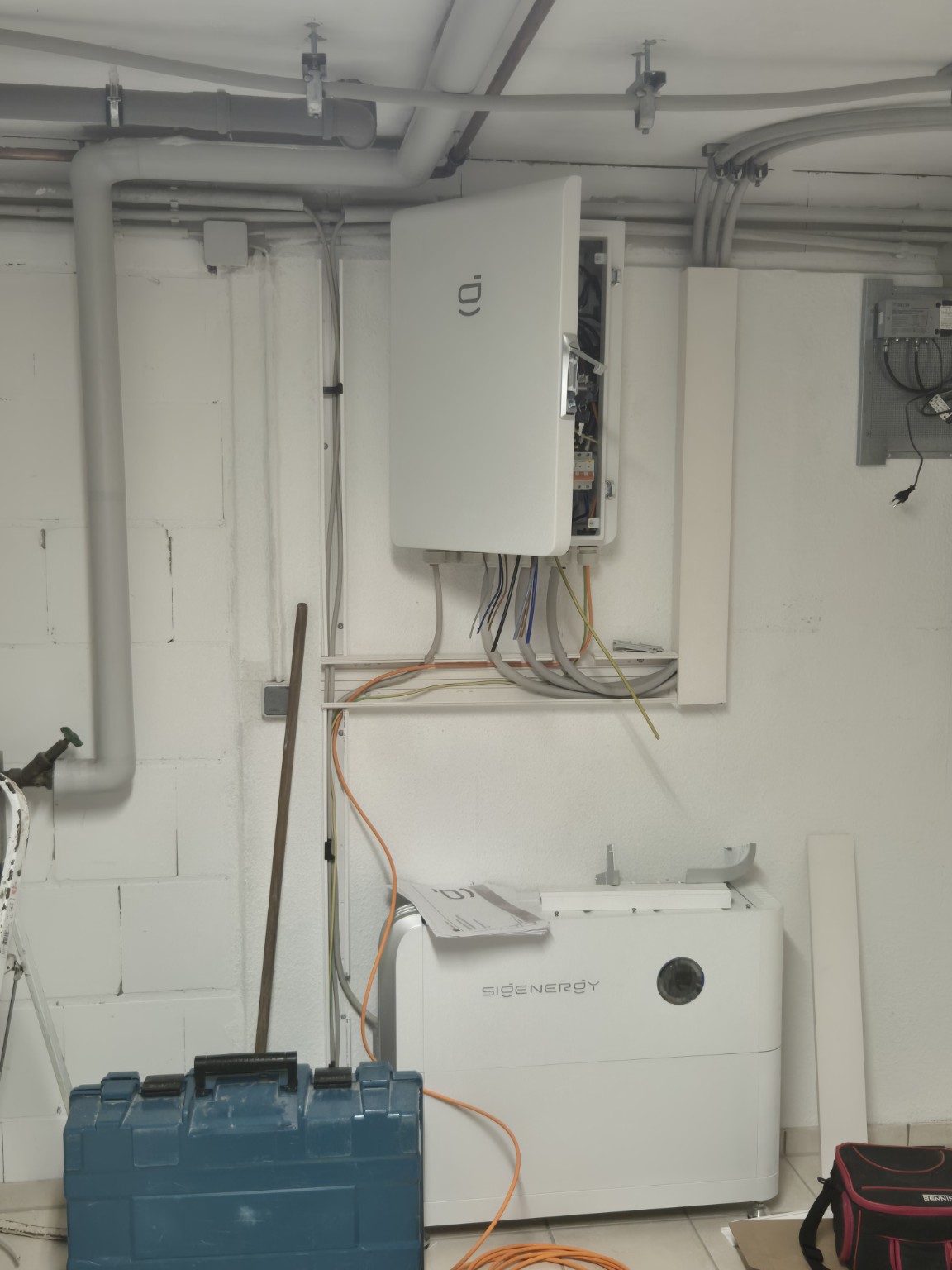 Backup-/Notstrombox während der Installation mit noch geöffneter Tür und sichtbarer Verkabelung, davor Werkzeugkoffer und Geräteunterlagen, Projekt Dortmund